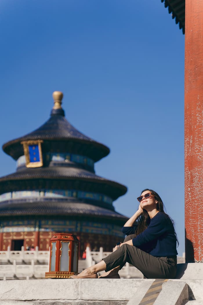joven sentada en beijing admirando el dia