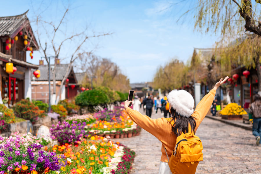Mujer turista tomandose una selfie en lijiang